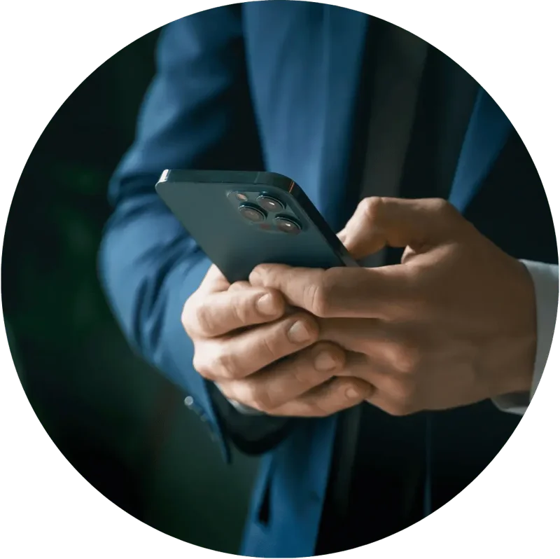 Profissional de regularização de imóveis usando o celular
